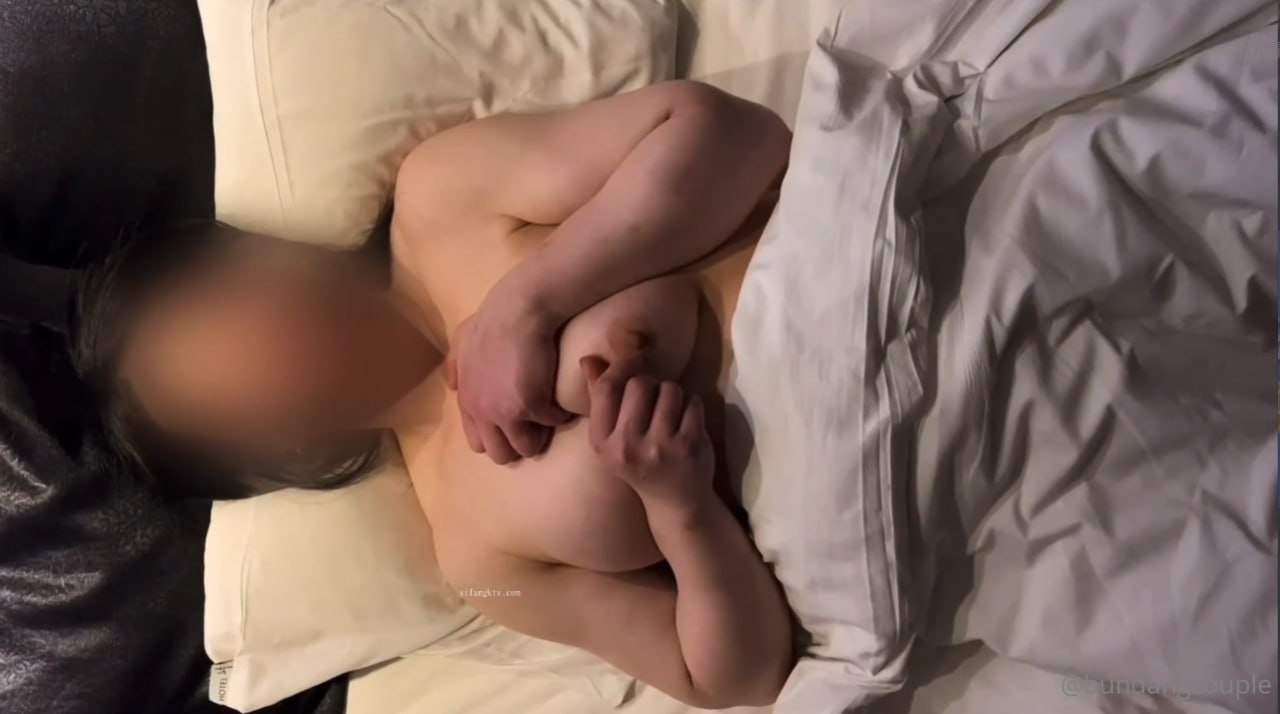 运动风可爱教主报到！！连鲍鲍美乳也是粉嫩到不行~！！
